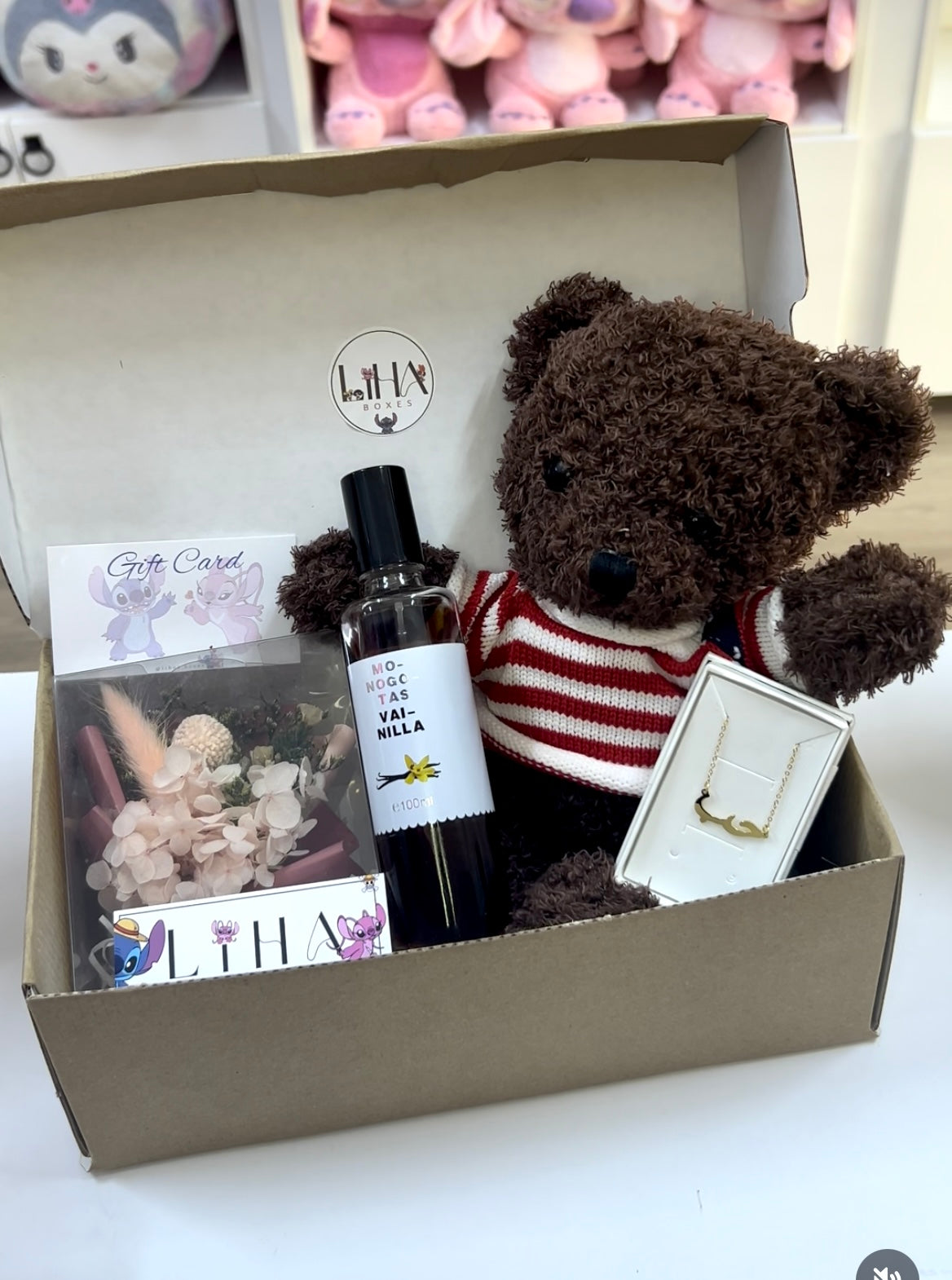 Pack teddy + collier + brume parfumé + fleurs