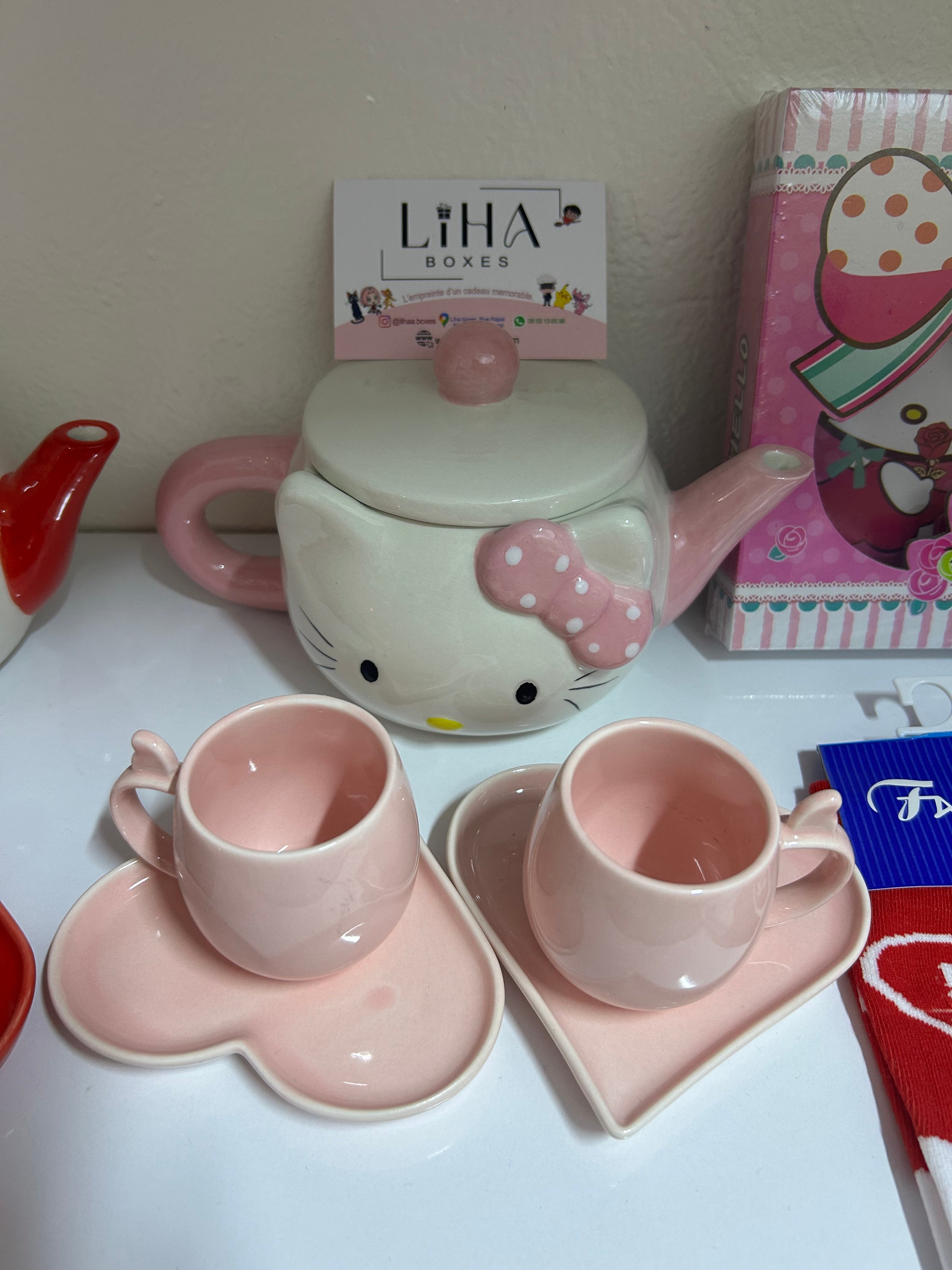 Théière hello kitty + 2mugs + 2 sous tasses